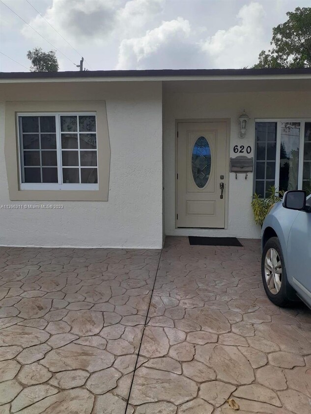 Primary Photo - 620 N 28th Ave