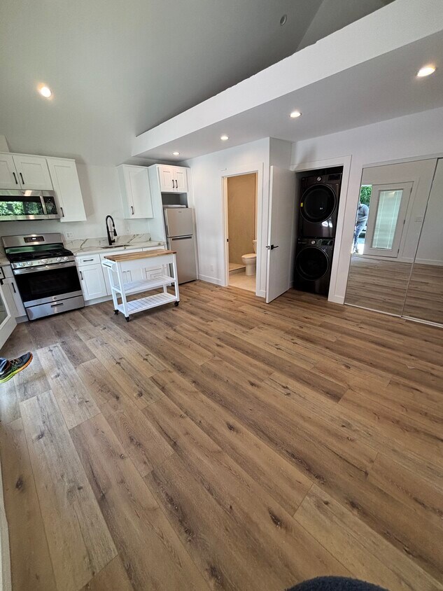 Foto principal - 6676 Colgate Ave