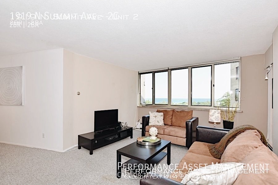 Foto principal - Stunning 2BD East Side Condo with Lake Views!