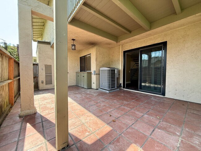 Foto del edificio - Spacious & Stylish Mission Plymor Townhome! 2 Assigned Parking! AC!