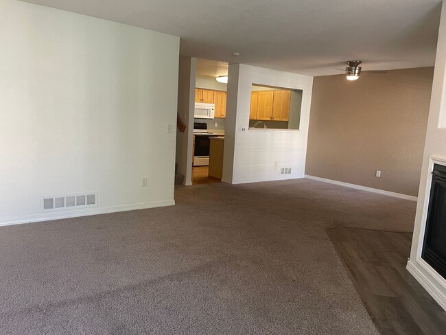 Building Photo - Beautiful 3 Bed/4 Bath Townhome in Longmon...