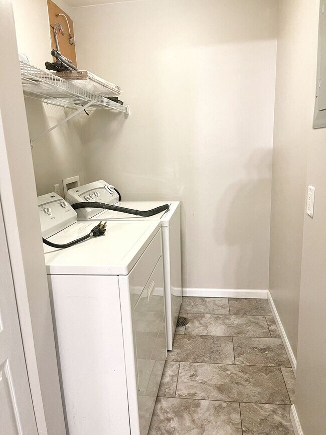 Foto del edificio - COMING SOON!!! Ground Floor Condo in Lake ...