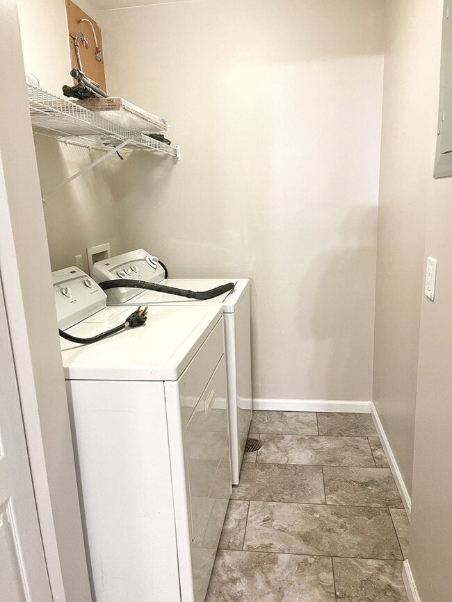 Foto del edificio - COMING SOON!!! Ground Floor Condo in Lake St Louis!