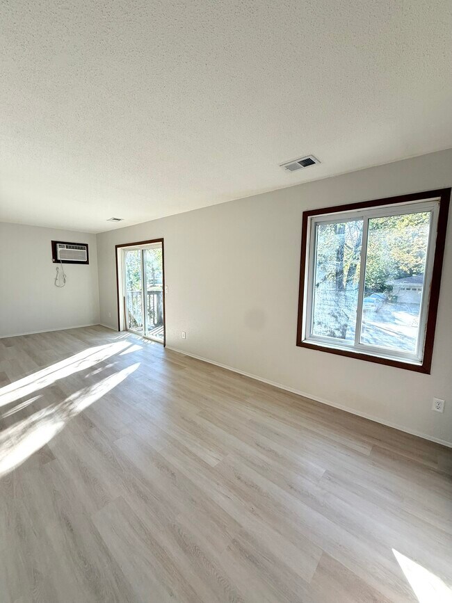 Foto del edificio - 6531 Channel Rd NE