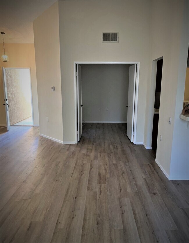 Foto del edificio - Charming 2 bed 2 bath in west side of Heme...