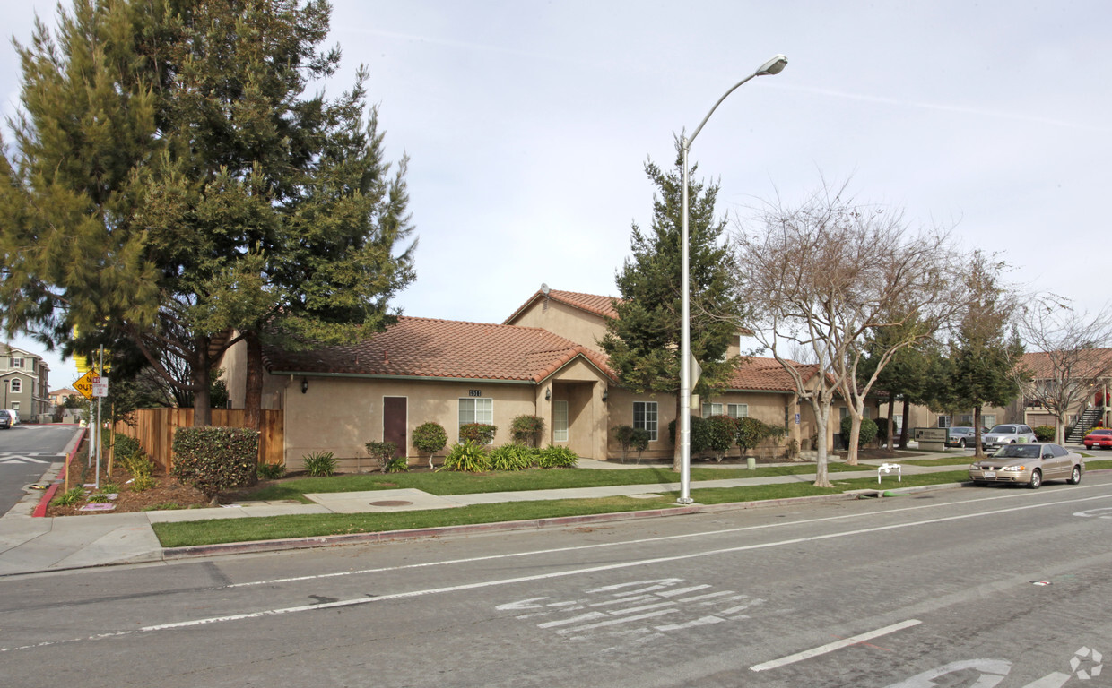 Building Photo - Sobrato Family Living Center