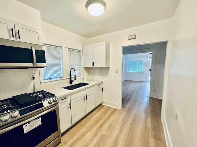 Building Photo - 3000 Glenmanor Pl