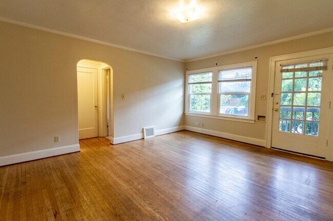 Foto del edificio - Charming One Bedroom Unit in Fourplex with Original Hardwoods, Breakfast Nook, Detached Garage