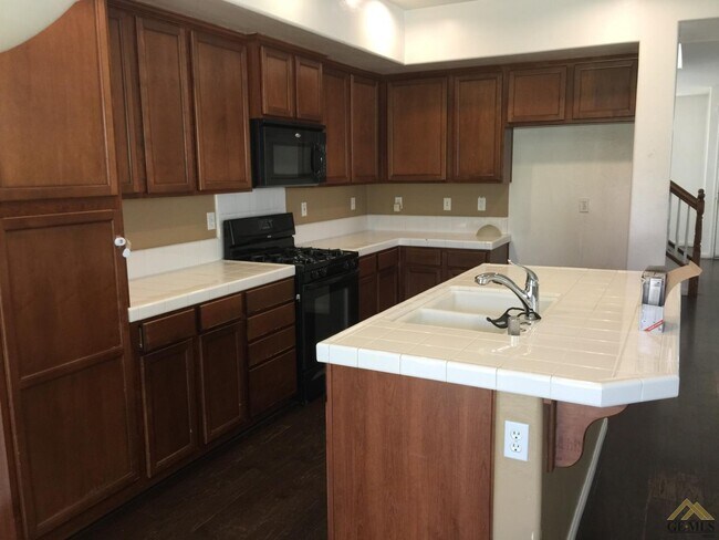 Building Photo - 308 Spirea St