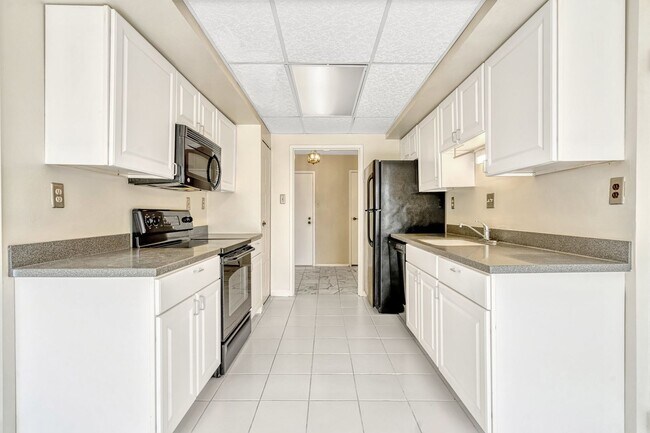 Building Photo - Spacious 3 Bedroom 2 Bath Condo with Assig...