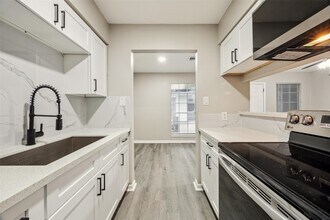 Building Photo - 910 7th Ave N