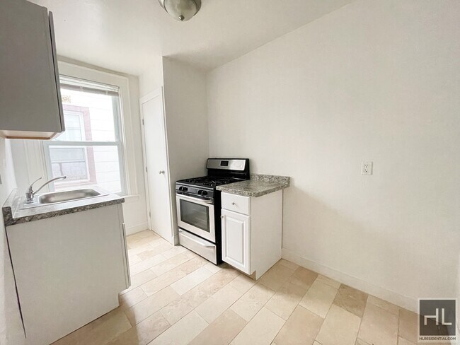Foto del edificio - 63-30 Woodhaven Boulevard #2F