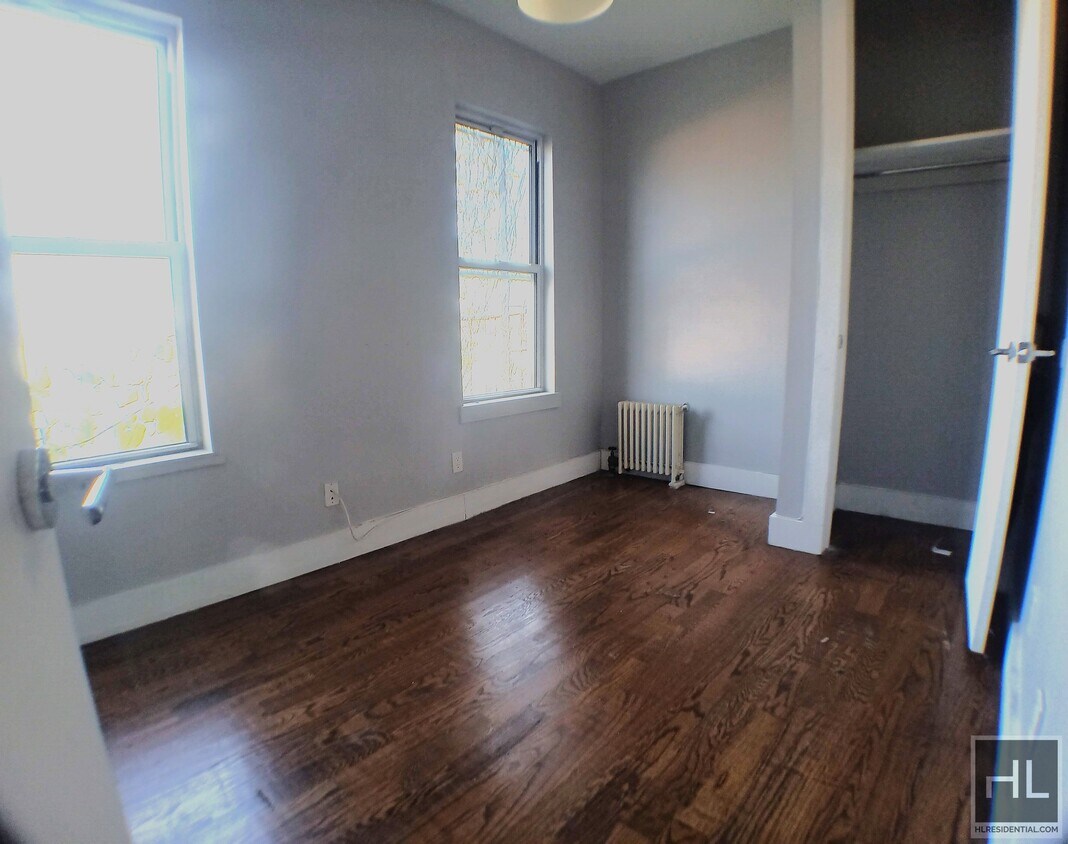 Sunny & Spacious Queensized 1BR in Ridgew... Apartment for Rent in