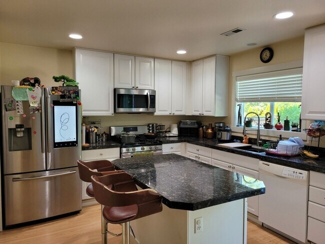 Foto del edificio - Snoqualmie home for rent - 3 bed, 2.5 bath, spacious loft.