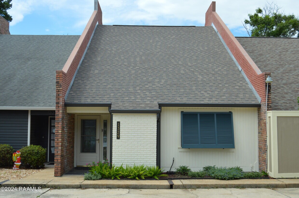 Primary Photo - 1329 W St Mary Blvd