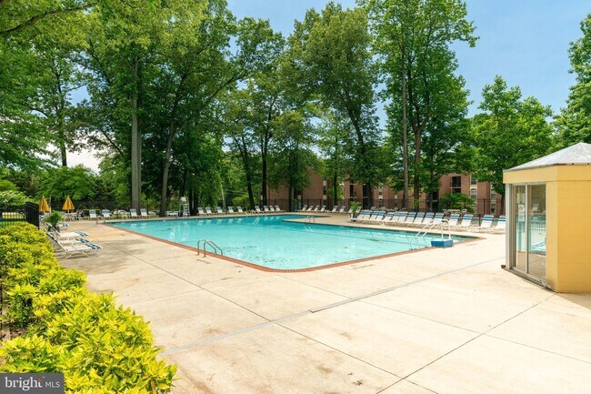 Foto del edificio - 3310 Woodburn Village Dr