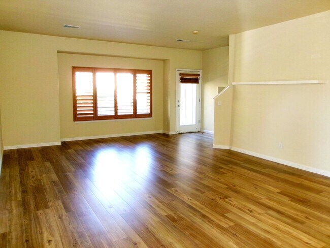 Building Photo - 3 Bedroom, 2-1/2 bath, 2-car garage in Nor...