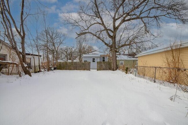 Building Photo - 437 Hovey St