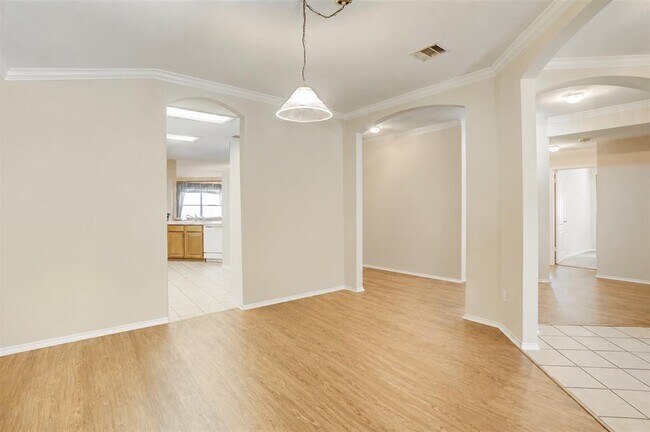 Foto del edificio - 2100 Mir Woods Dr
