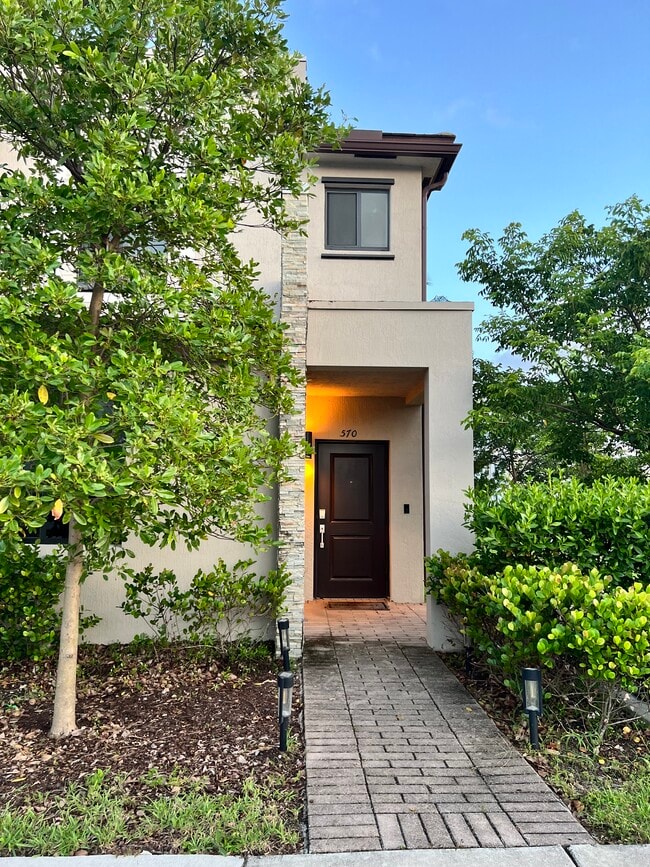 Photo - 570 NE 207th St Townhome
