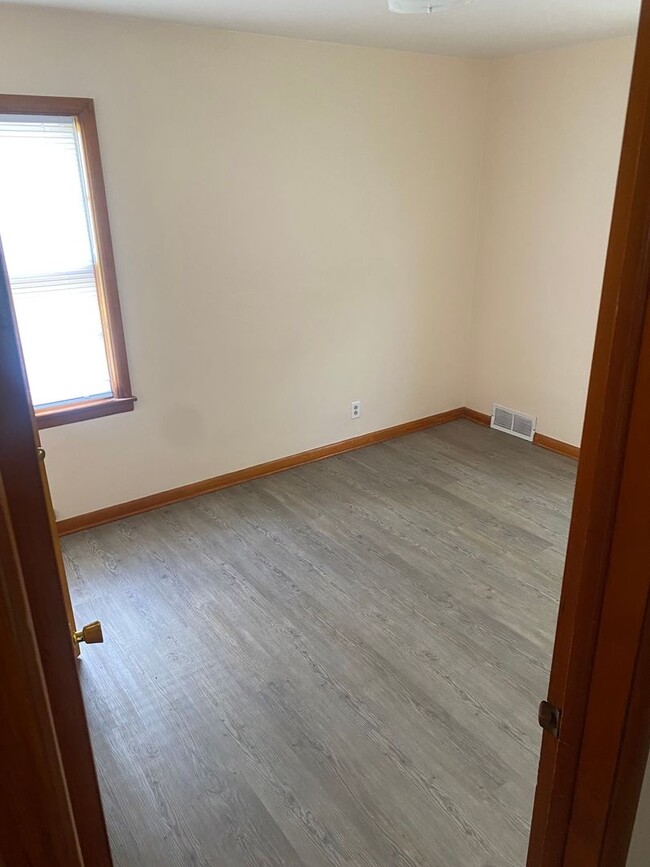 Building Photo - 3 Bedroom / 1 Bathroom - 2 Story House