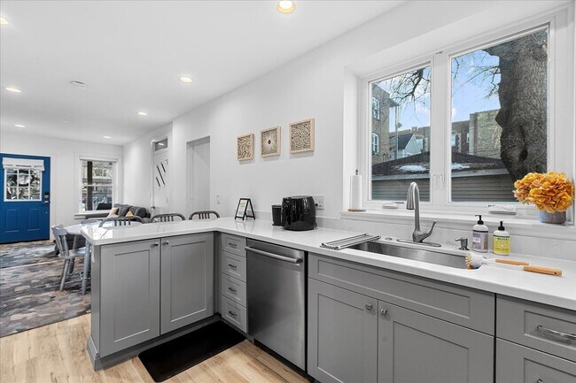 Building Photo - 3144 N Spaulding Ave