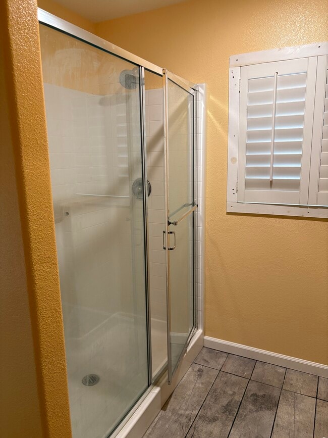 Baño principal - 319 Las Palmas St