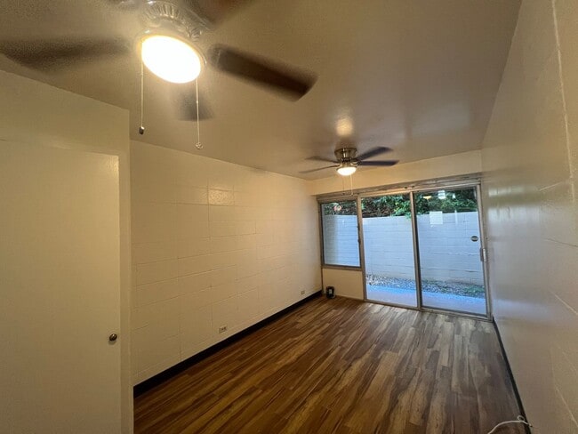Building Photo - 2 Bed/1 Bath unit on Cleghorn St in Waikiki
