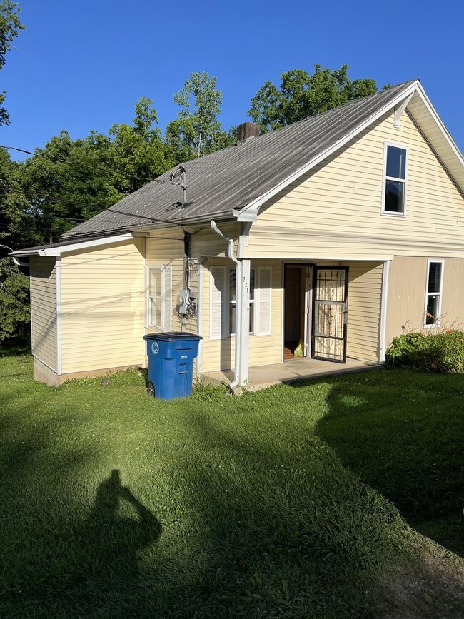 Building Photo - 221 Sunset Ave
