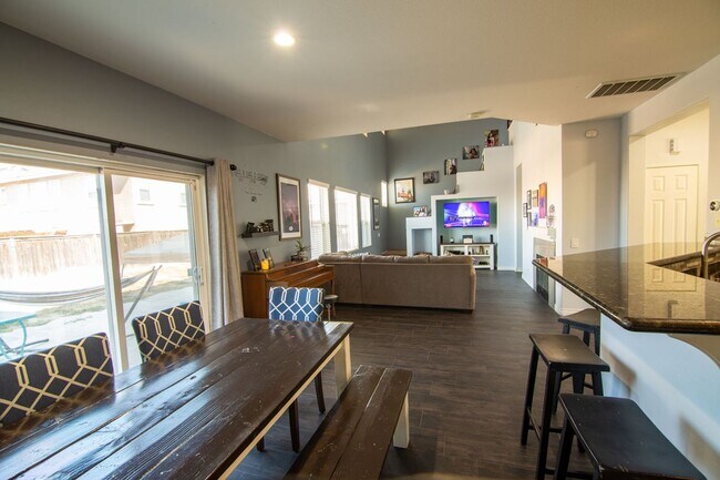 Building Photo - Spacious Moreno Valley Living in a Prime Location