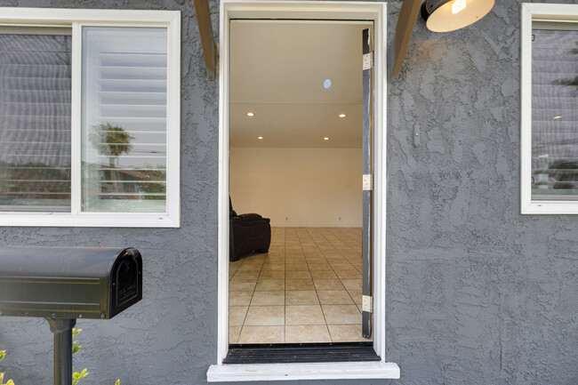Foto del edificio - 2492 S Bundy Dr