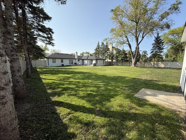 Building Photo - 2055 Walnut Cir