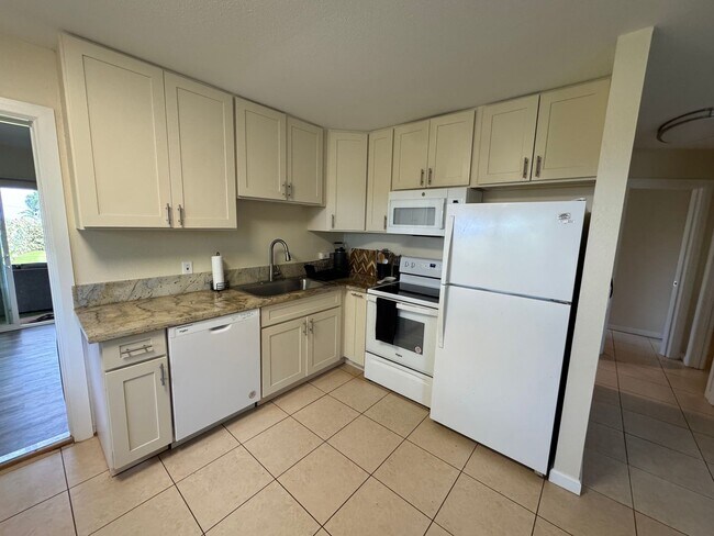 Foto del edificio - Kahana Ocean View Three bedroom/ Two Bath Unit