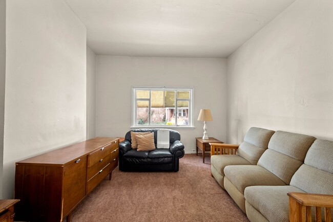 Building Photo - SLASHED PRICE! HUGE 4 BEDROOM, 2 BATH HOME...