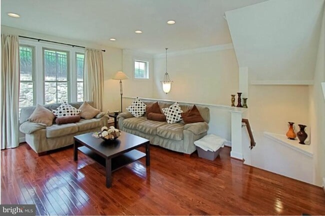Building Photo - 2662 S Kenmore Ct