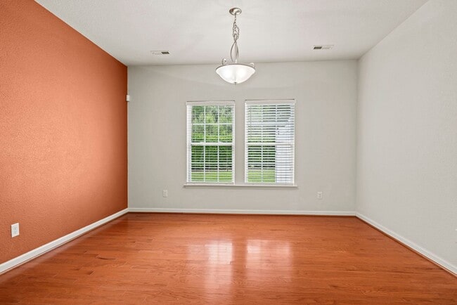 Building Photo - Beautifully Maintained 3-Bedroom Townhome with Bonus Room in Desirable Community