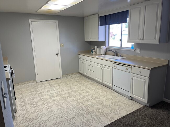 Building Photo - 248 Riverbrook Way
