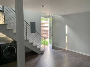 Building Photo - 832.5 Milton St