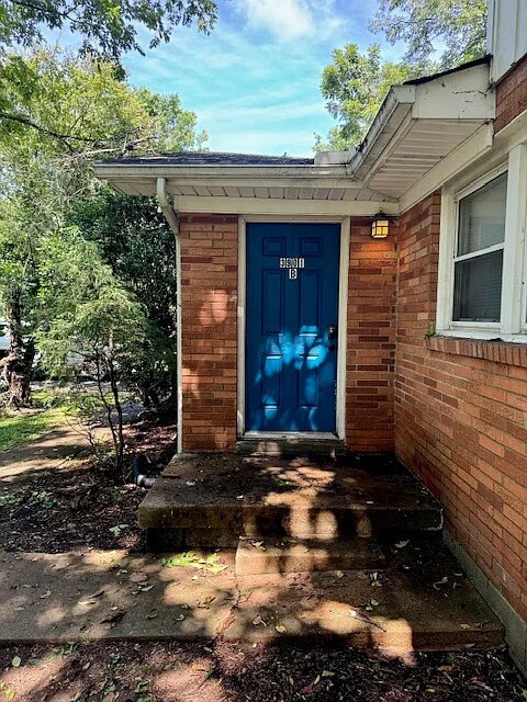 Adorable 2BR/1BA with real wood floors and... - Adorable 2BR/1BA with real wood floors and...