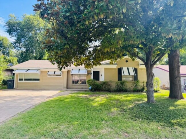 ****2 BEDROOM IN DALLAS WITH LARGE GARAGE ... - ****2 BEDROOM IN DALLAS WITH LARGE GARAGE ... House