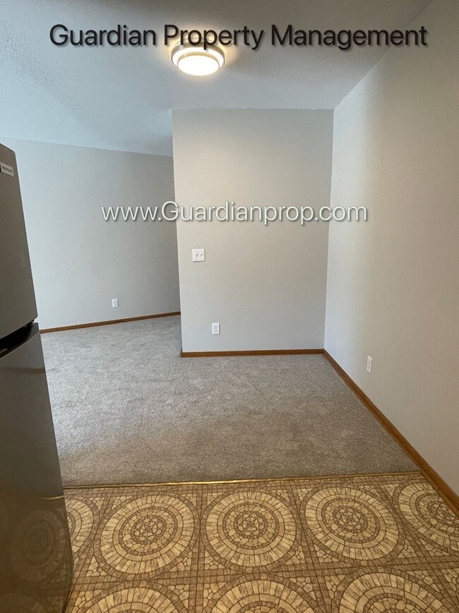 Building Photo - Top Floor with Balcony, Garage Available, ...
