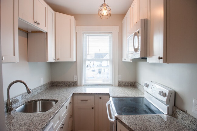 Building Photo - 562 Rimmon St