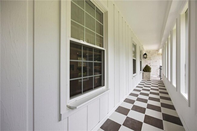 Foto del edificio - 2220 Spring Mill Cove