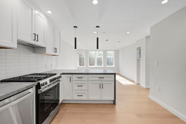 Building Photo - 693 Sutter St