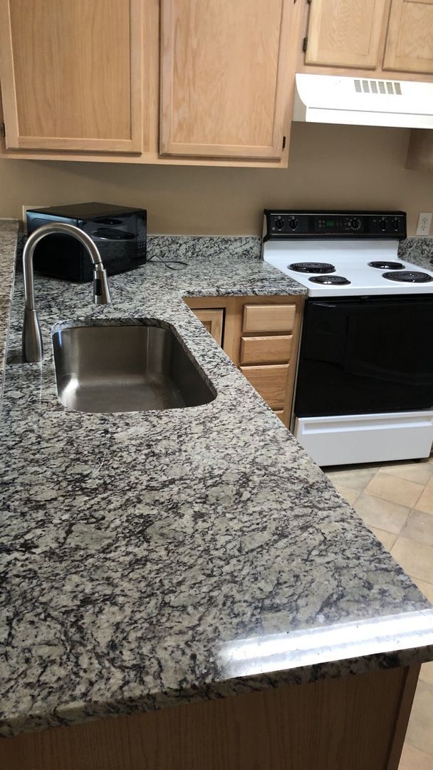 Foto del edificio - BIG REDUCTION!  River Oaks 28E - SPECIAL - 2nd month 1/2 half off rent