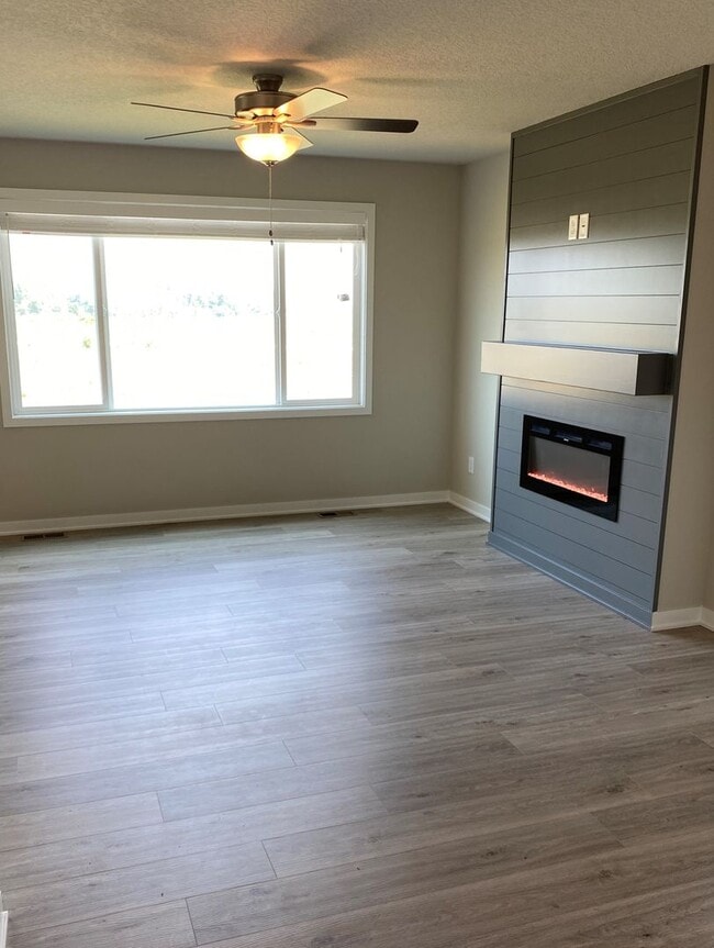 Building Photo - Newer Build Home in Beautiful Norwalk! HUG...