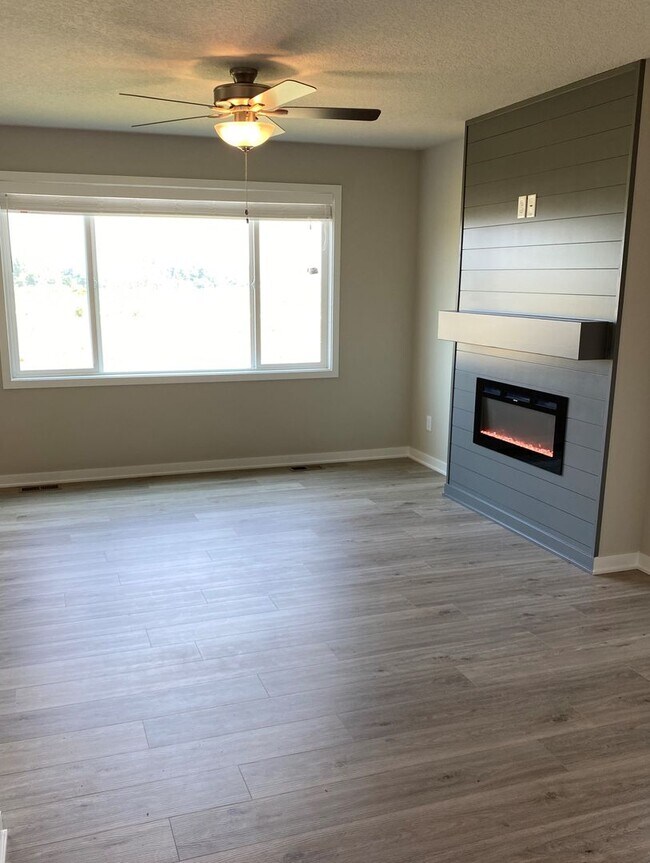 Foto del edificio - Newer Build Home in Beautiful Norwalk! HUG...