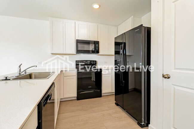 Building Photo - 245 Sycamore Pl