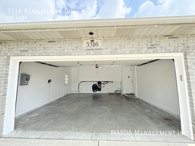 Photo du bâtiment - STUNNING NEWLY RENOVATED 4+1 BED/2 BATH - SOUTH WINDSOR + UTILITIES