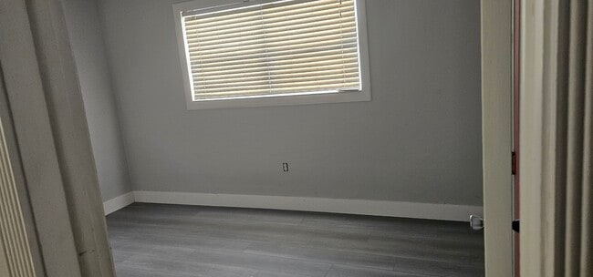 Building Photo - 1141 N 70th Way